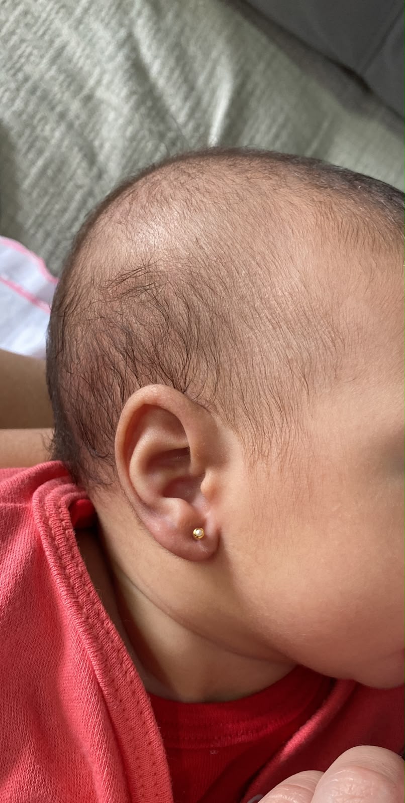 Furo de orelha humanizado — bebê